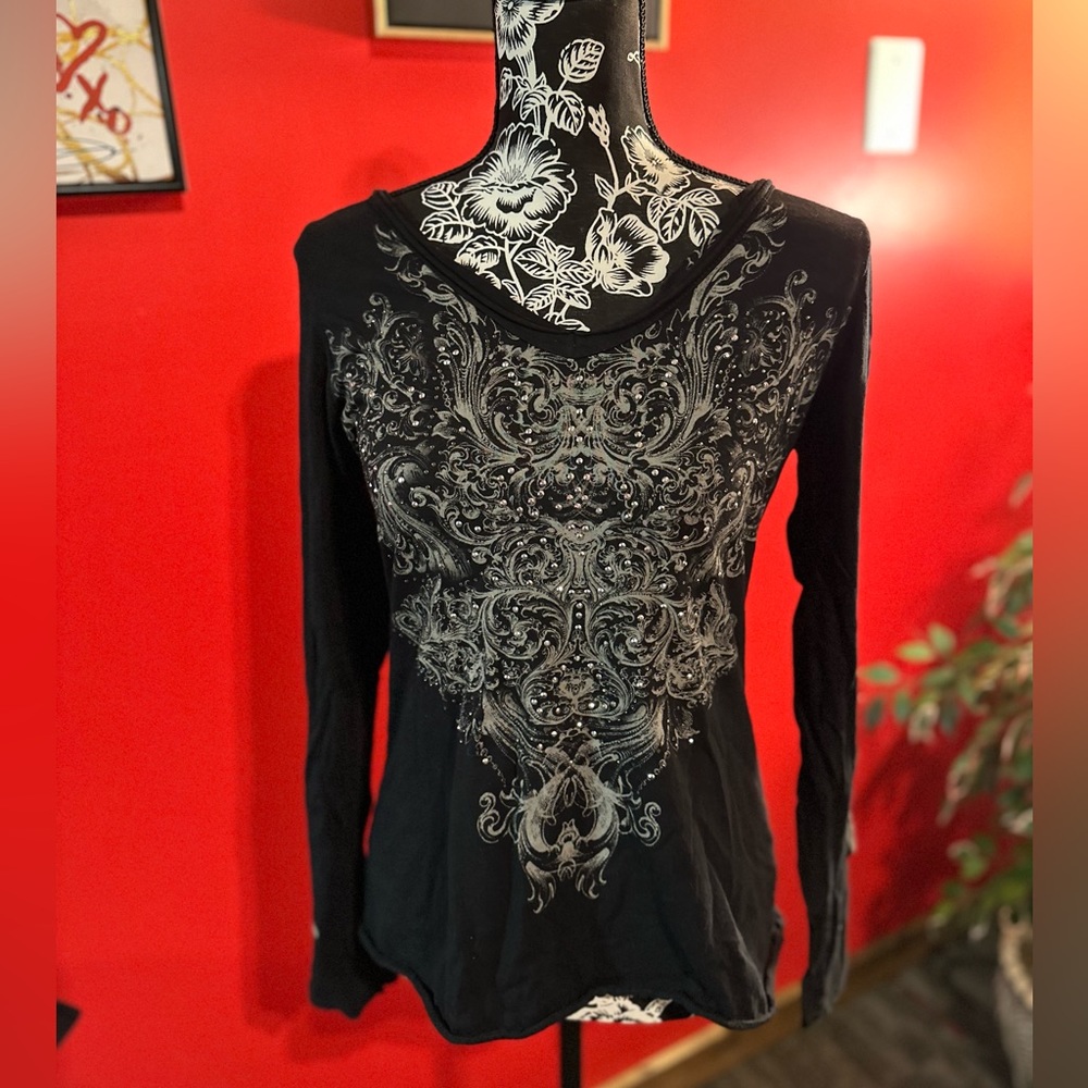 Maurice’s long sleeve T. Sassy Design. Size M